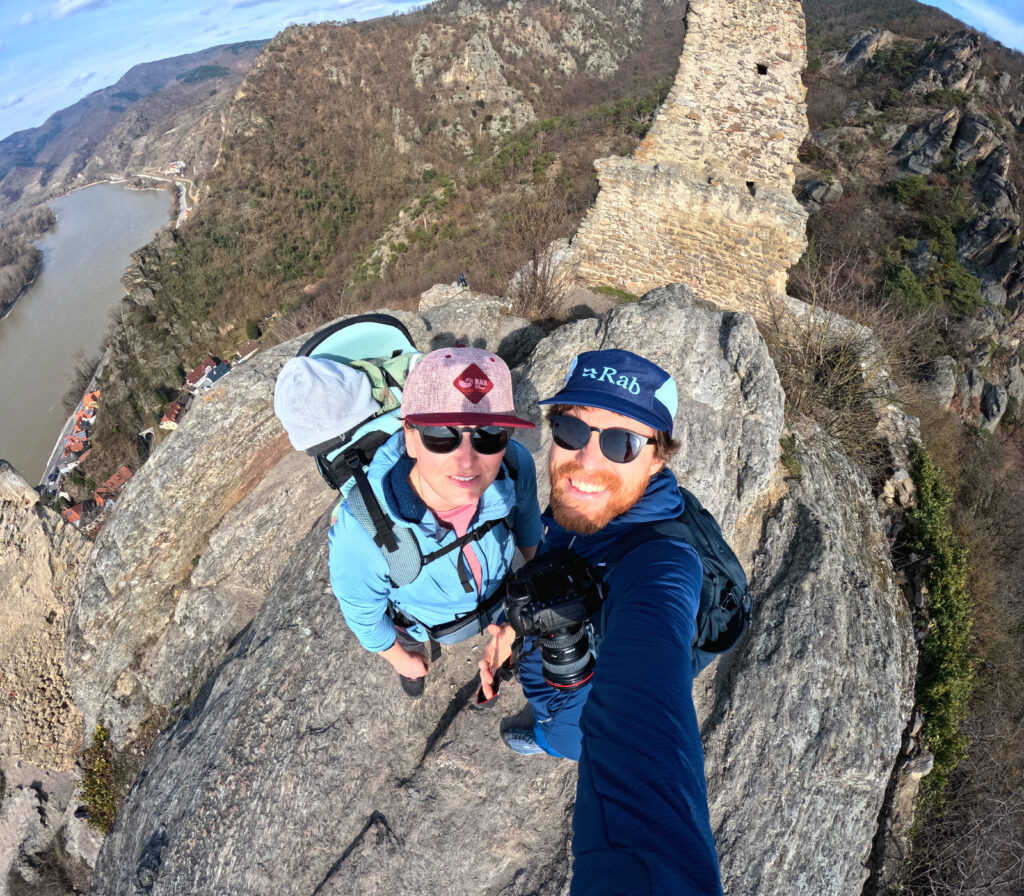 Marcela Mjartan a Michal Mjartan stoja na najvyššom mieste zrúcaniny Durnstein s Markusom v nosiči Thule Sapling