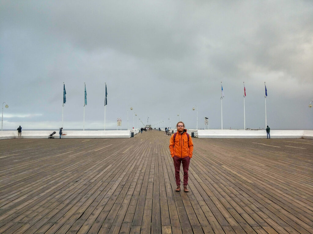 Michal Mjartan stojí na móle v Poľskom Sopote. Jedno z najdlhších mól v Európe.