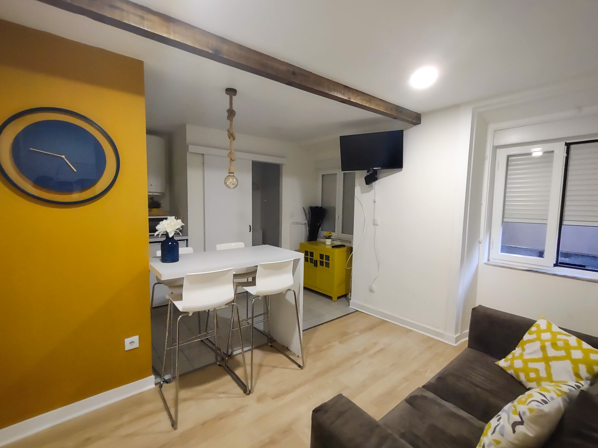 Pohľad na kuchynský kút a obývačku v apartmáne Beco dos Ramons 1 - apartmán v Portugalskom Lisabone.