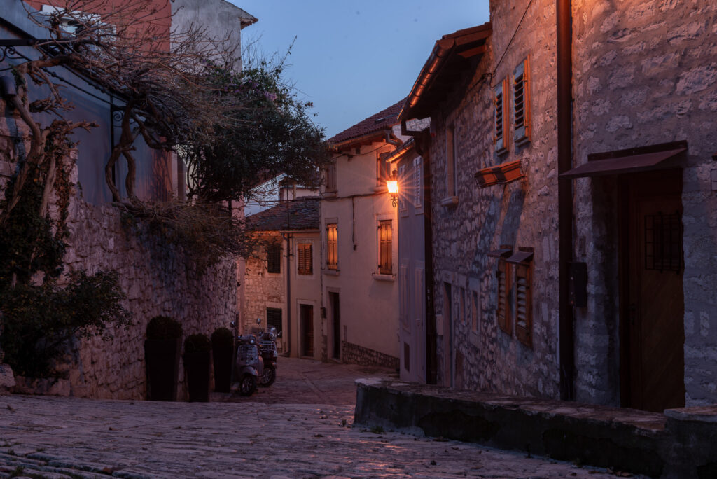 Uličky večerného chorvátskeho Rovinj mesta na Istrii.
