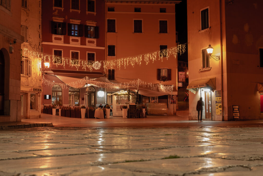 Vianočná atmosféra v uličkách Rovinj na chorvátskej Istrii.