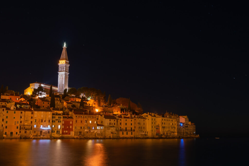 Večerná fotka Chorvátskeho Rovinj. Pohľad na hlavný kostol a taktiež domy od mora. Istria.