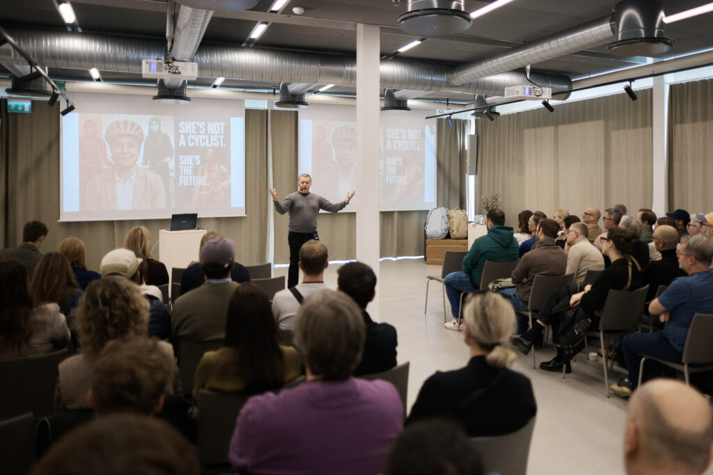 Juansi Vivo prednáša o mestskej cyklistike