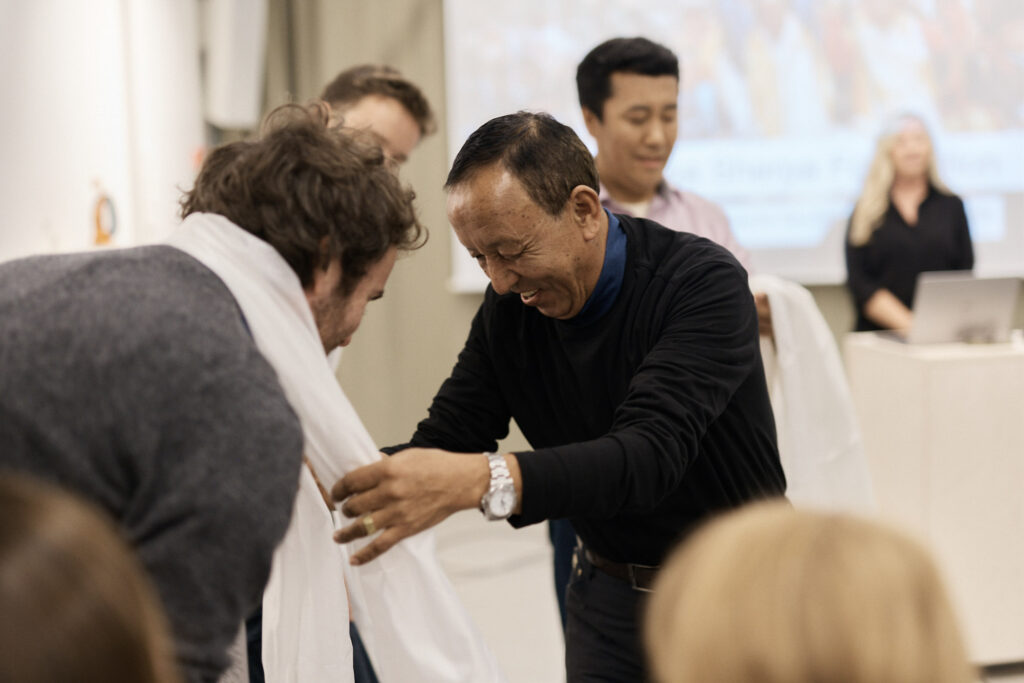 Apa Sherpa dáva šálu