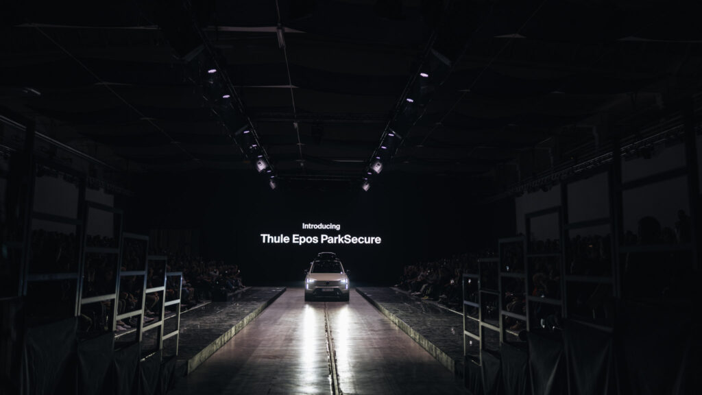 Večerná show Thex 25/26. Thule Epos ParkSecure ukazuje ako dobre funguje.