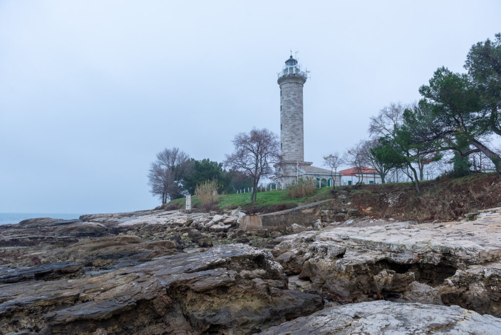 Maják Savudrija a pobrežie Chorvátskej Istrie.