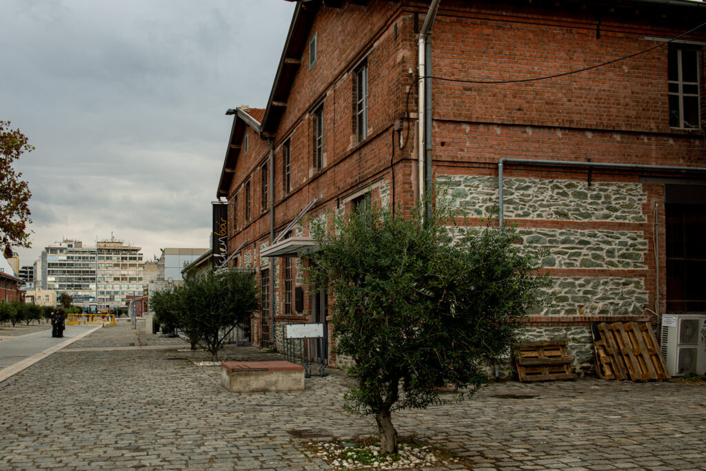 Tehličková budova v prístave v Gréckom Solúne.