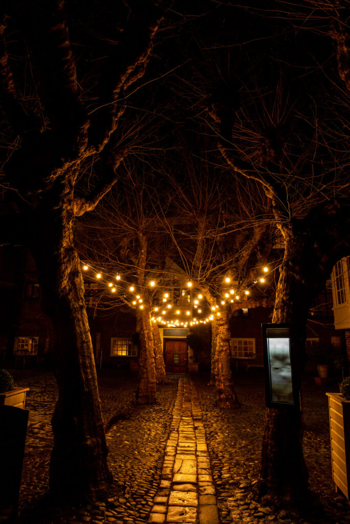 York, Anglicko, svetielka na stromoch pred reštauráciou