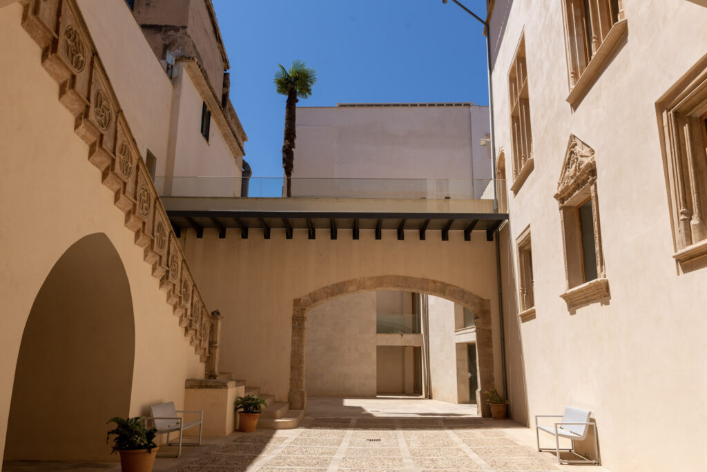 Palma de Malorka - uličky mesta a ich piesková architektúra.