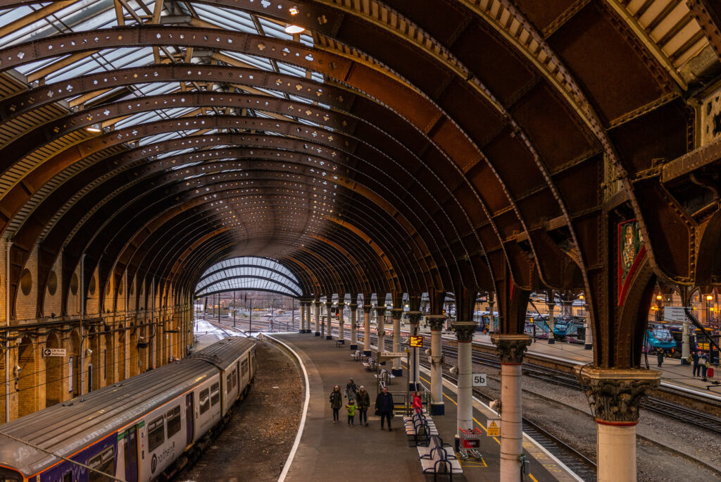 Famózna vlaková stanica v Leeds pohľad na historický strop zo železných trámov
