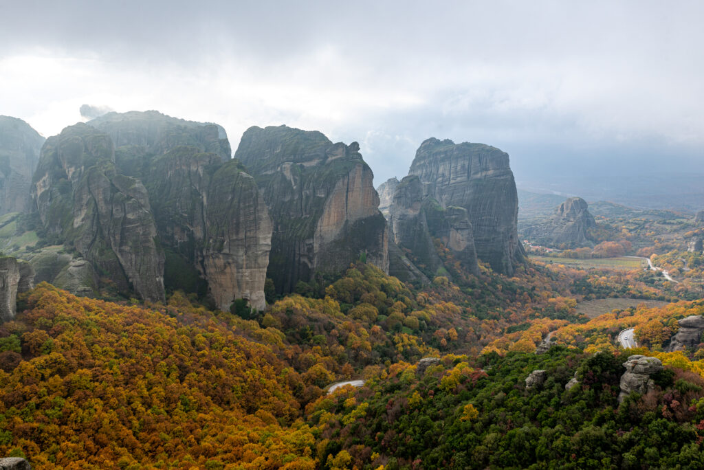 Pohľad na Grécku Meteoru. Jesenné farebné stromy a jemne zatiahnutá obloha.