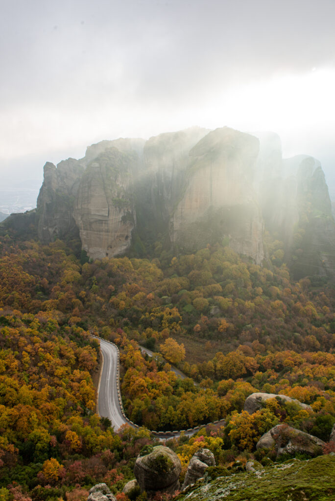 Pohľad na Grécku Meteoru. Jesenné farebné stromy a jemne zatiahnutá obloha.