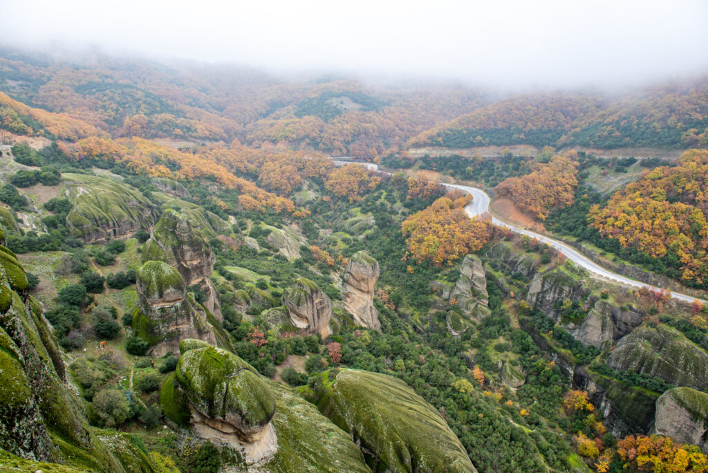 Pohľad na Grécku Meteoru. Jesenné farebné stromy a jemne zatiahnutá obloha.