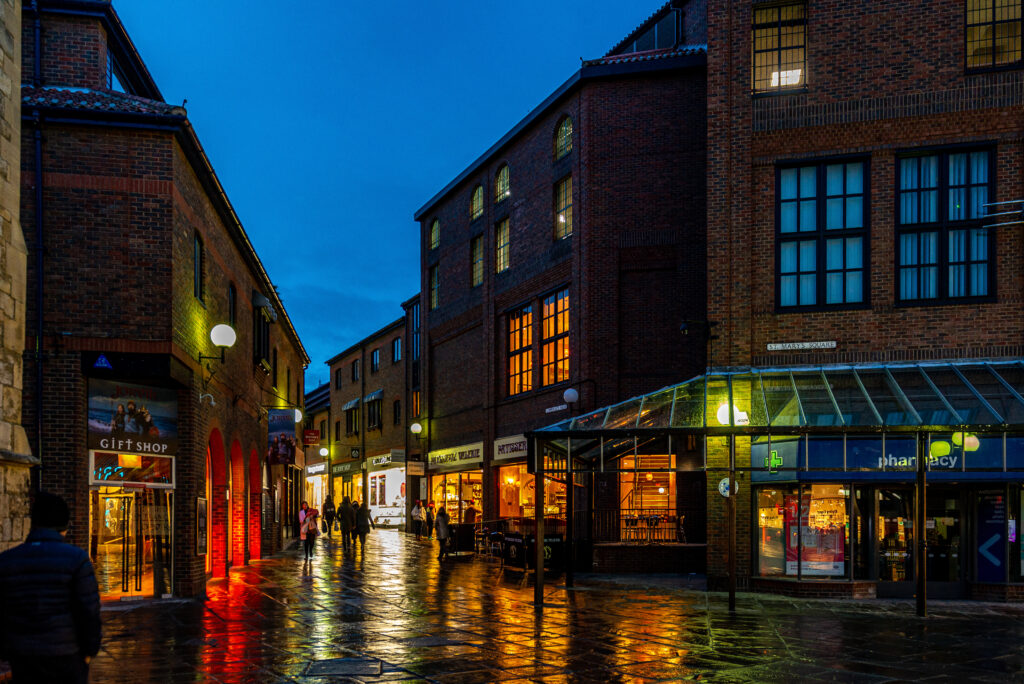 York v Anglicku. Magická ulica po daždi.