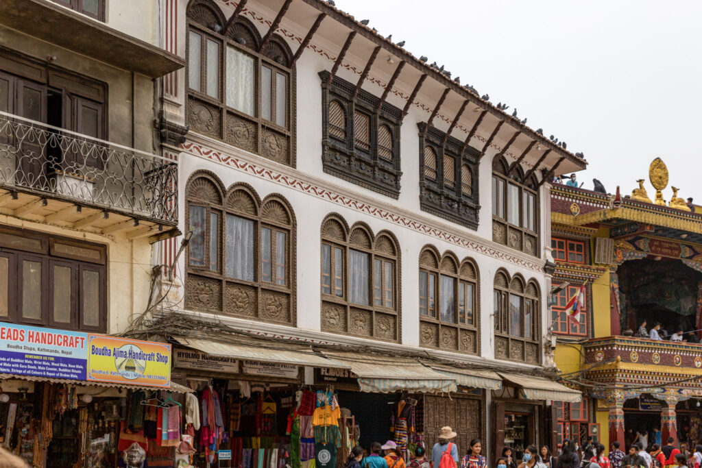 Historická budova s oblúkmi v Boudha v Káthmandu