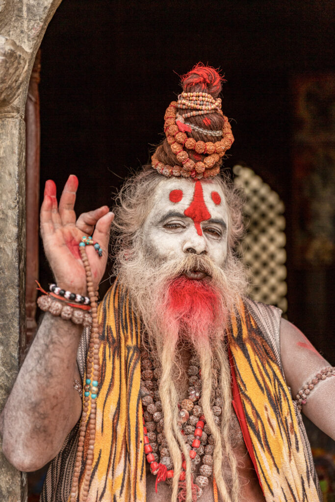 Hinduistický svätý muž Sadhu s farebným make-upom v Pashupatinath v Káthmandu