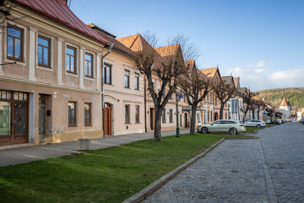 Kežmarok a historické domy na jednej z ulíc