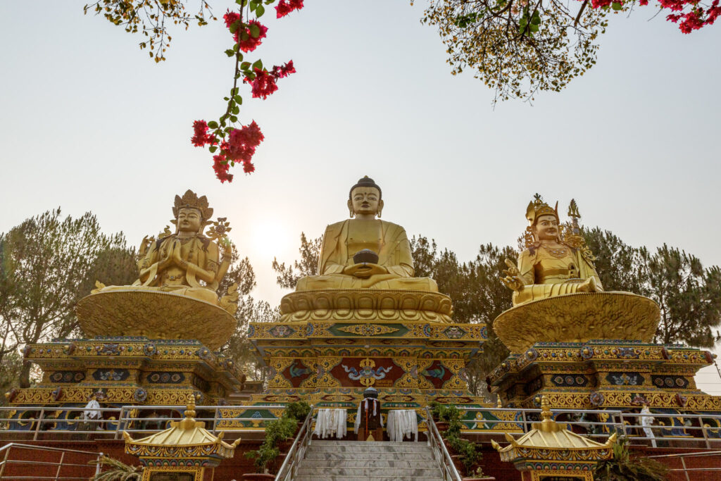 Traja pozlátený Budhovia v Parku troch Budhow na západnej strane Swayambhunath v Káthmandu 