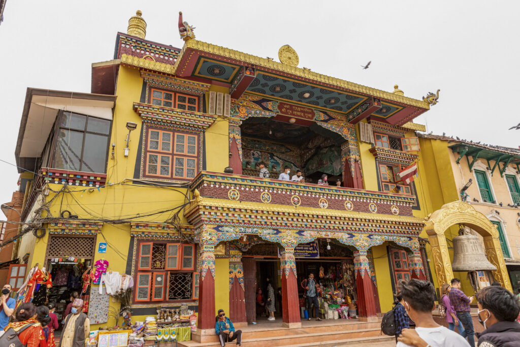 Farebný hinduistický chrám v Boudha v Káthmandu s tradičnou architektúrou