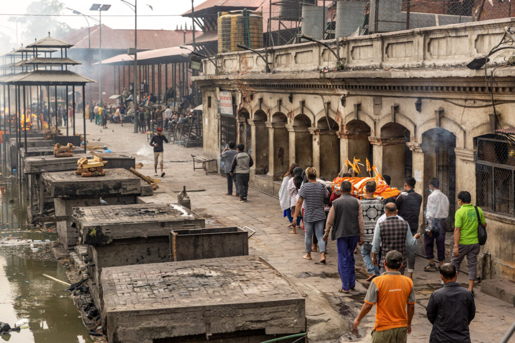 Kremačný rituál - nesenie zosnulého ku kremácii v Pashupatinath v Káthmandu