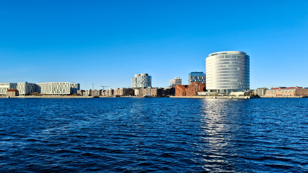 Mestská časť Århusgadekvarter v dánskej Kodani, moderné bývanie spojené s morom