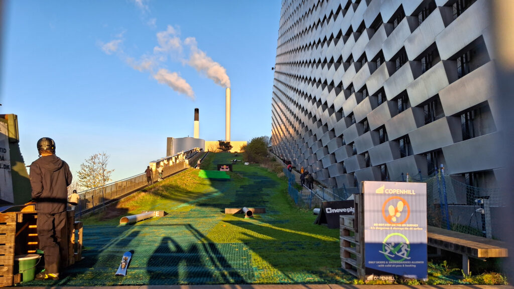 Spaľovňa v dánskej Kodani CopenHill a pohľad na zjazdovku.