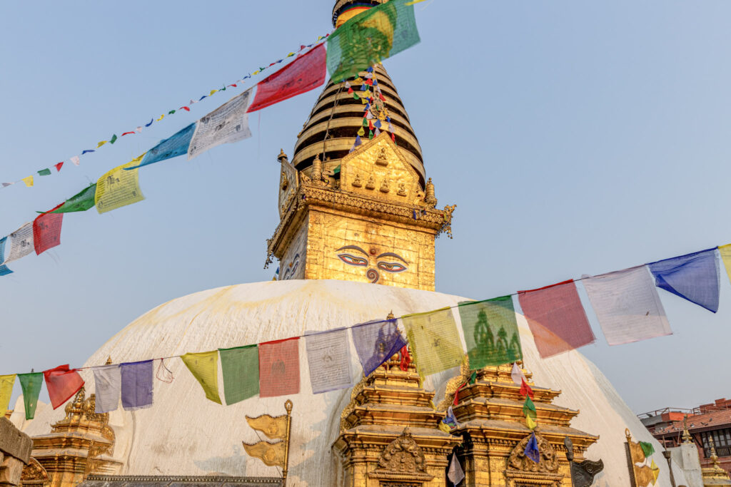 Stúpa v Swayambhunath v Káthmandu s farebnými modlitebnými vlajkami v Nepále