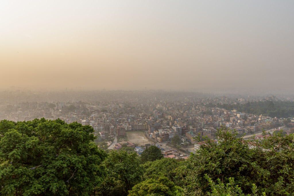 Panorama Káthmandu z výšky zahaleného smogom 