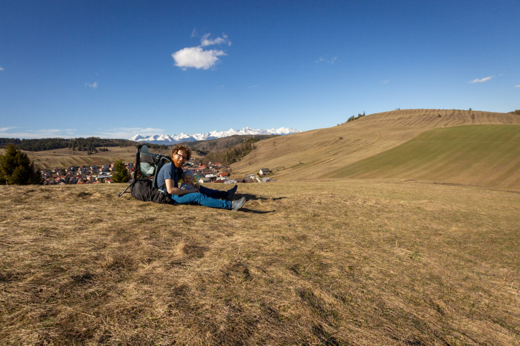 Ja a Markus s nosičom Thule sedíme na lúke nad Liptovskou Tepličkou s výhľadom na Vysoké Tatry.