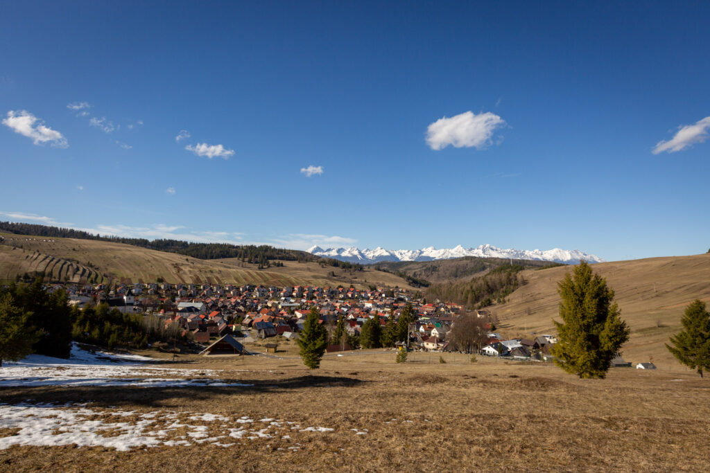 Liptovská Teplička a pohľad na Vysoké Tatry v pozadí