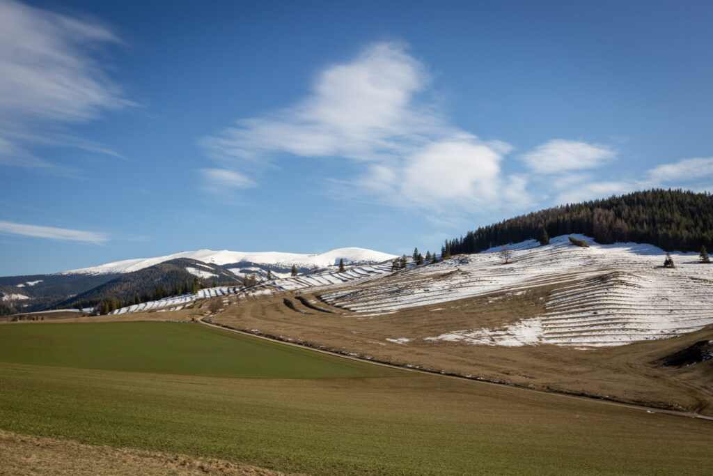Výhľad na Kráľovu hoľu z Liptovskej Tepličky.