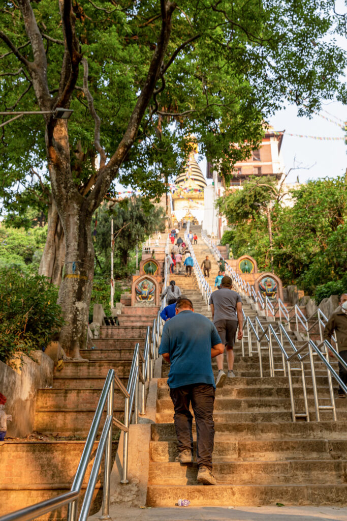 Schody so zábradlím vedúce k Monkey Temple v Káthmandu