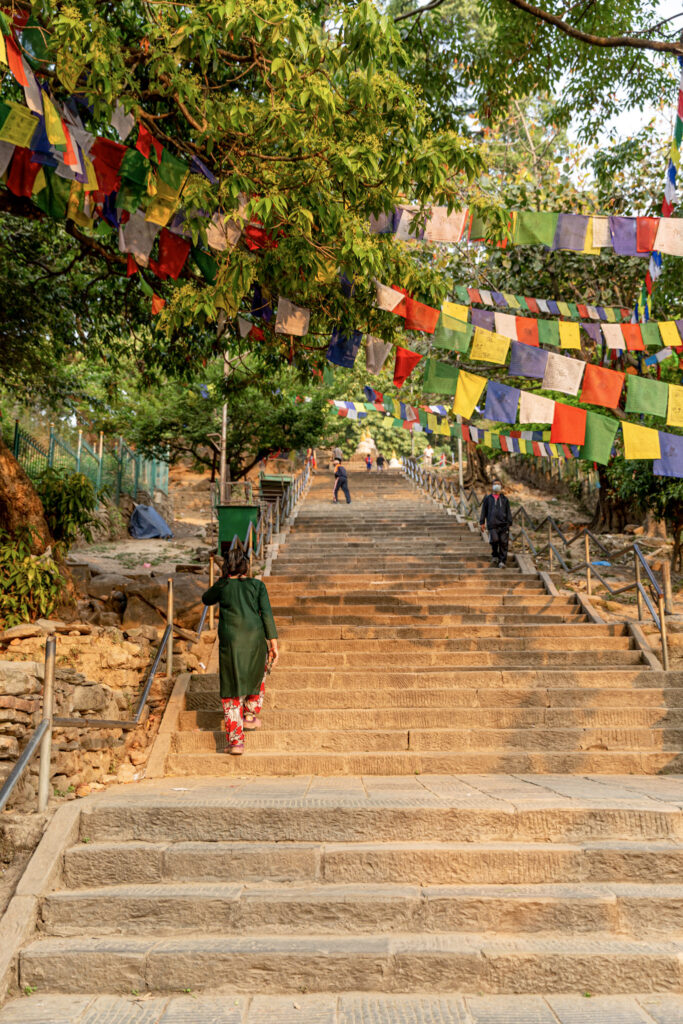 Schody vedúce k Swayambhunath (Monkey Temple) v Káthmandu s modlitebnými vlajkami
