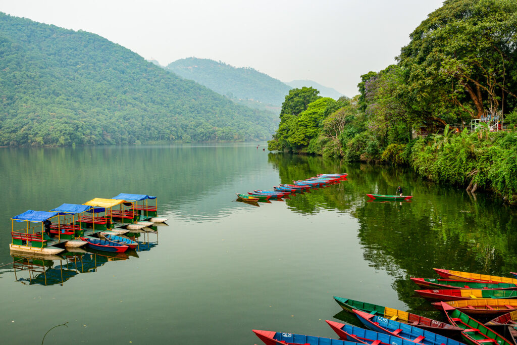 Farebné loďky a džungľa, jazero Phewa, Pokhara
