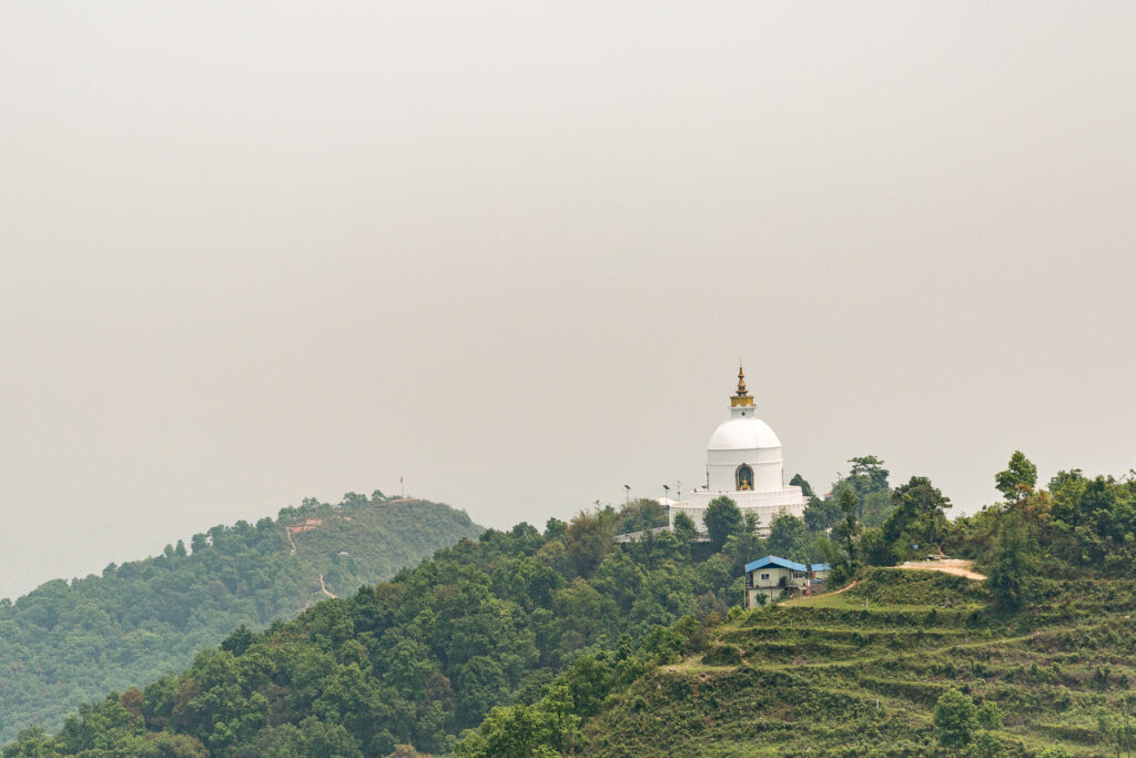 Detailný pohľad späť na World Peace Pagoda z cesty na Pumdikot Shiva
