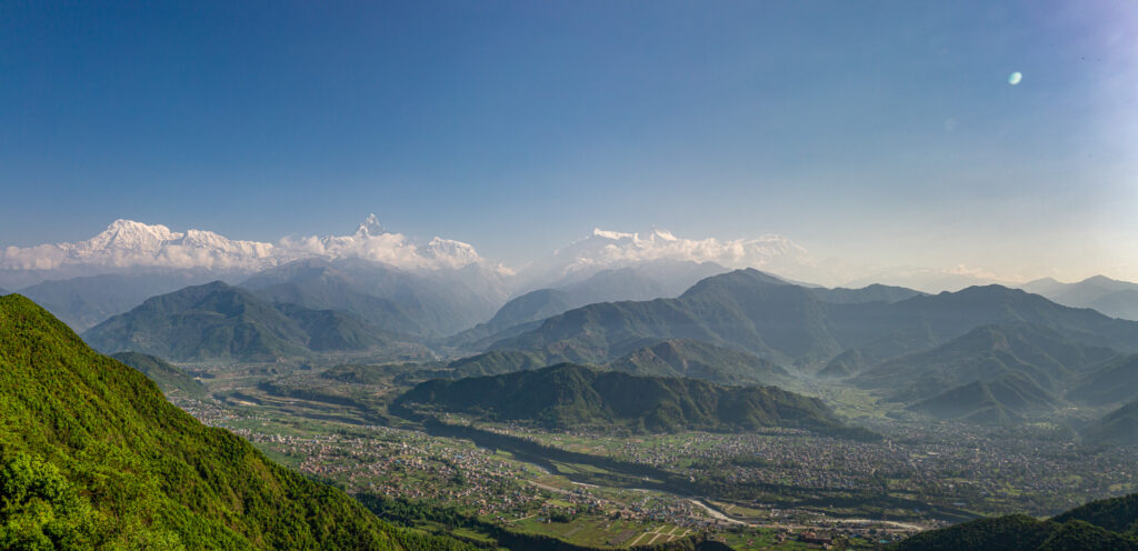 Výhľad na Annapurny z Methlang View Point, Pokhara, Nepál.