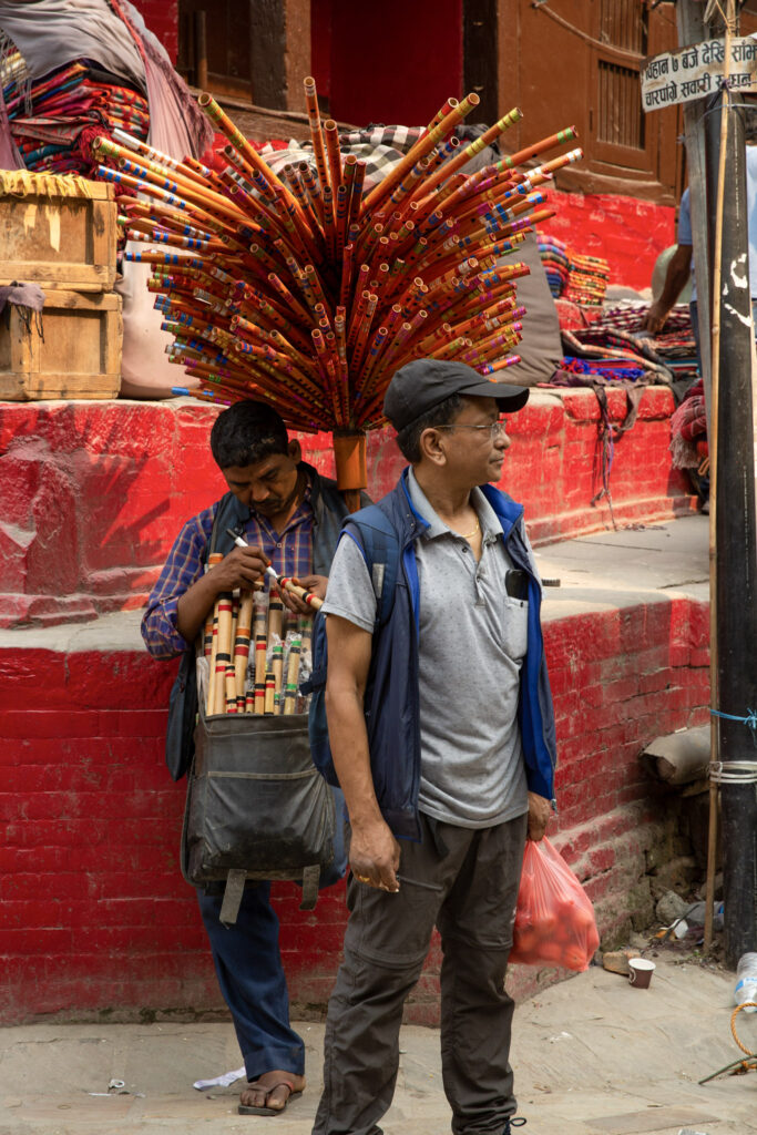 Pouličný predajca drevených píšťalok v turistickej štvrti Thamel v Káthmandu