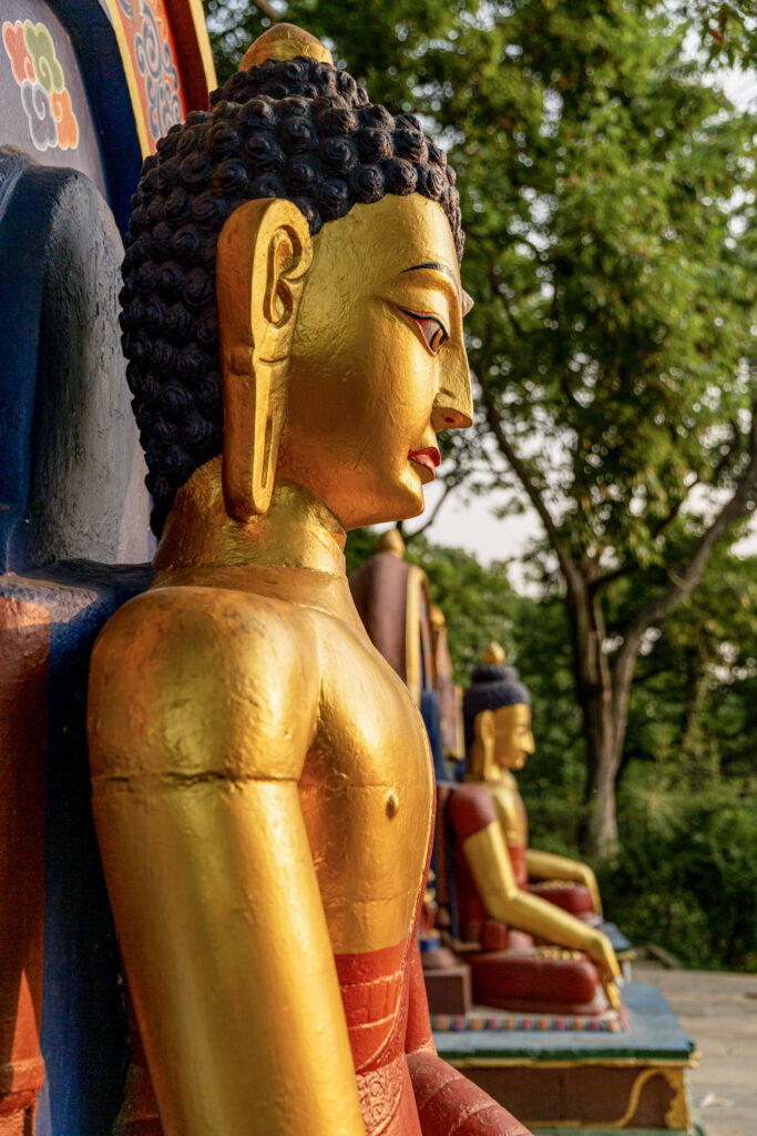Detail tváre sochy Budhu cestou po schodoch k Swayambhunath v Káthmandu