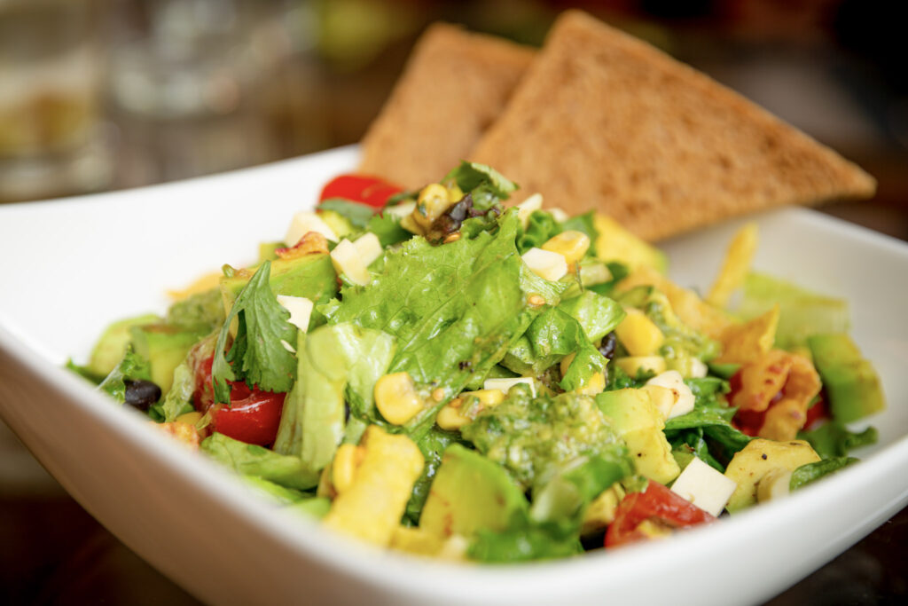 Zeleninový šalát z čerstvých surovín v reštaurácii Forest & Plate