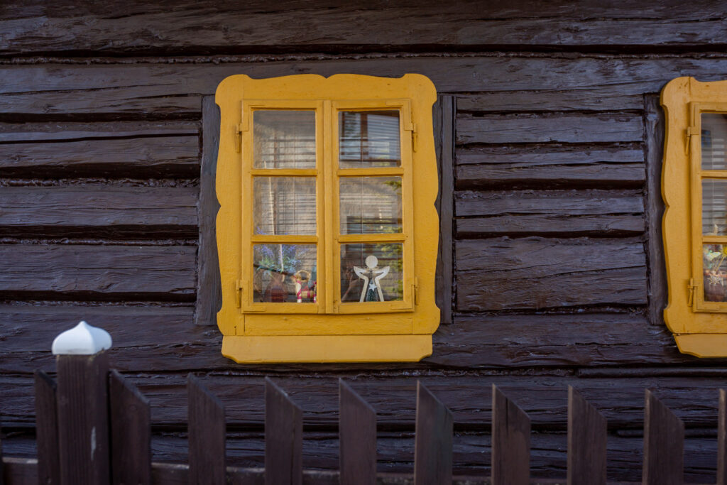 Drevenica v Liptovskej Tepličke a pohľad na vonkajší vzhľad a okno.