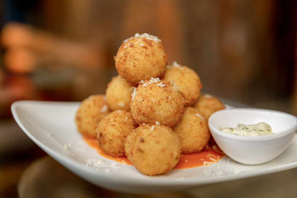 Vyprážané syrové guľky podávané v reštaurácii Forest & Plate v Káthmandu
