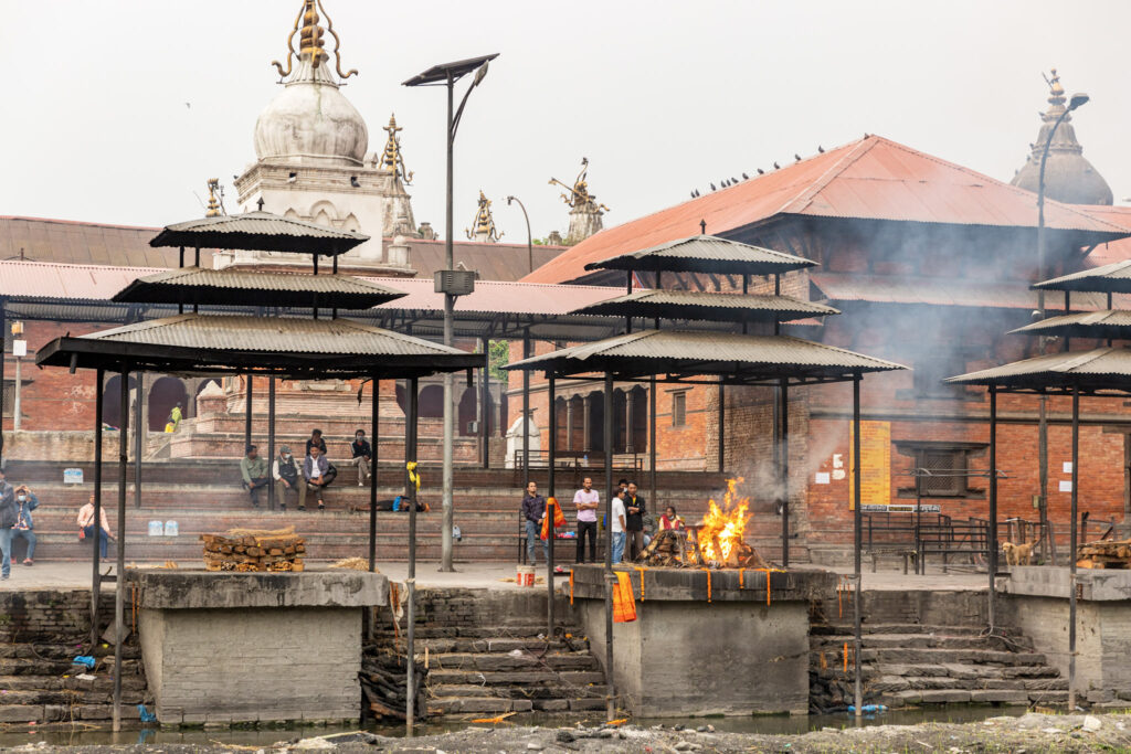 Hinduistický kremačný rituál pri rieke Bagmati v Pashupatinath v Káthmandú. 
