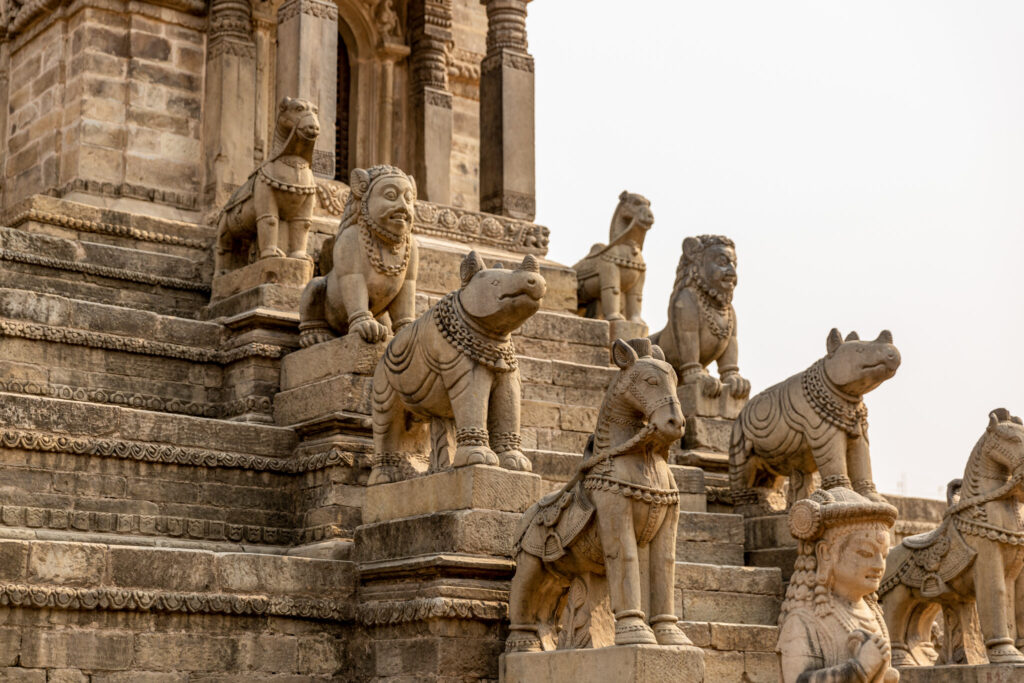 Detail sôch, lemujúcich schody na chráme na Durbar Square v Bhaktapur