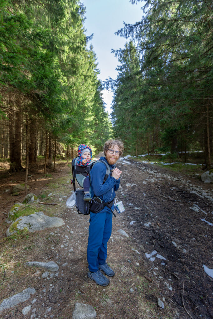 Turista kráča s nosičom Thule na chrbe dolinou Zadnej vody v Demänovskej doline.