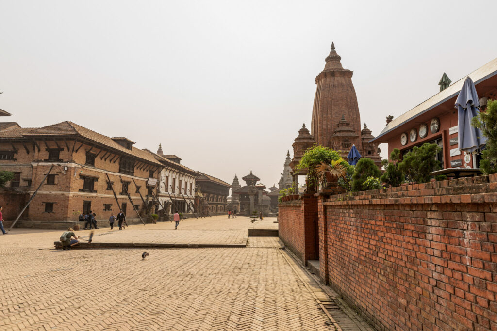 Otvorený priestor Bhaktapur Durbar Square s historickou architektúrou