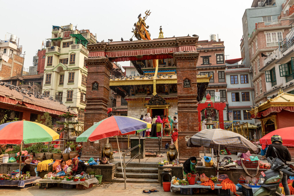 Pouličný trh na Durbar Square v Káthmandu s miestnymi potravinami a surovinami