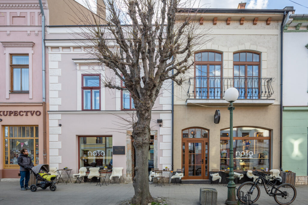 Pohľad na kaviareň naša a ja s kočíkom