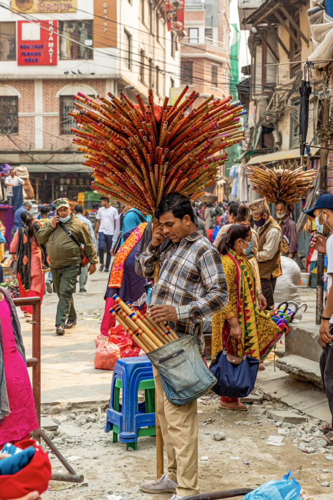 Pouličný predaj píšťalok v rušnej ulici Thamel v Káthmandu v Nepále