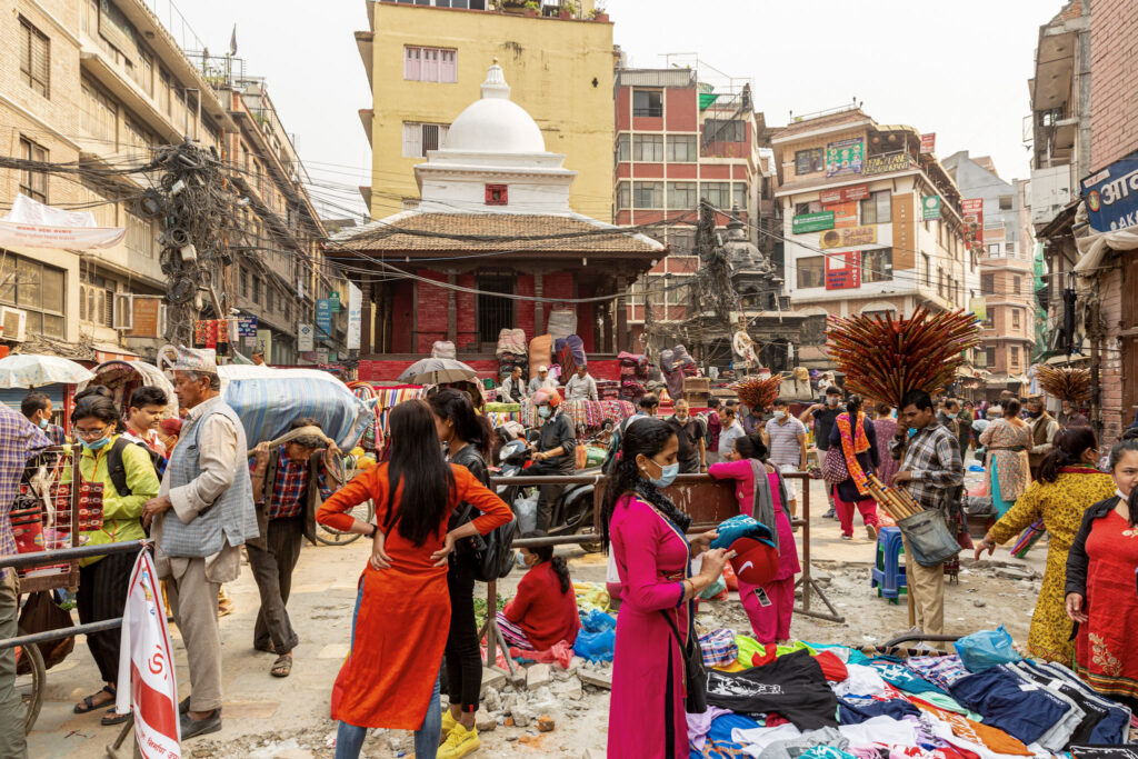 Rušný pouličný trh na námestí v Thameli v Káthmandu