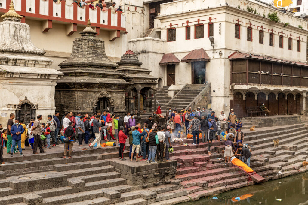Rituálne umývanie tela v Rieka Bagmati v Pashupatinath v Káthmandu